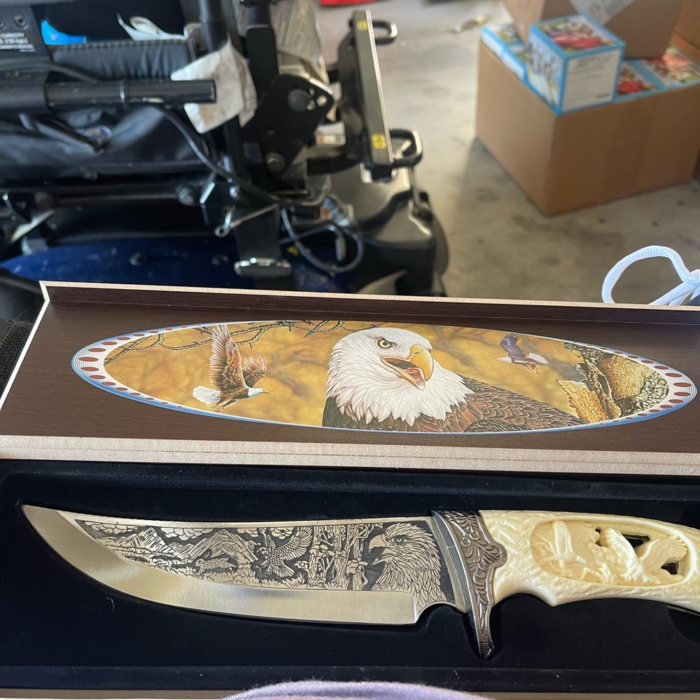 Knife very nice with white handle